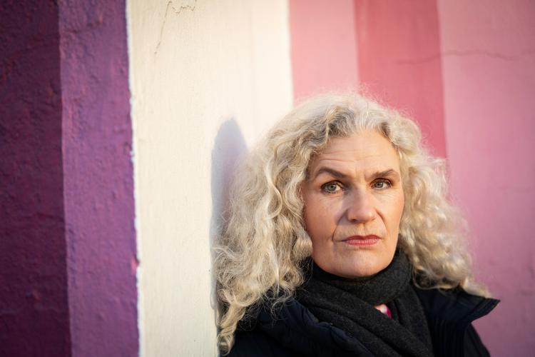 Ulrikka Gernes var som ganske ung med til at male Palads' i dag berømte og farvestrålende facade. Det skete hen over en sommer, og da huset blev afsløret, var bilerne på vejen ved siden af ved at køre galt.  Foto: Mads Nissen