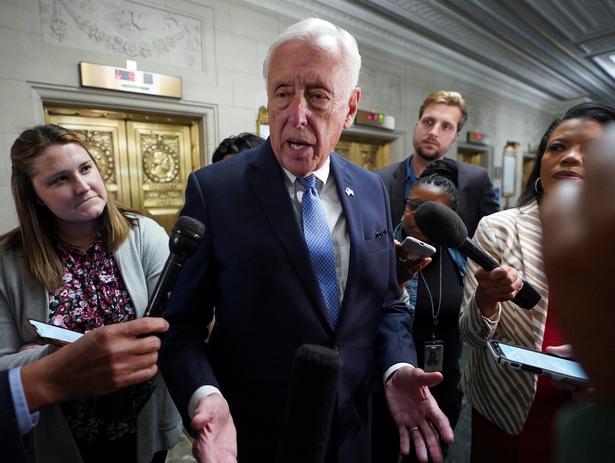 Democratic U.S. Representative Steny Hoyer (D-MD) speaks to reporters as House Republicans restarted their effort to pick a new House speaker on Capitol Hill in Washington, U.S., October 13, 2023. REUTERS/Kevin Lamarque Foto: Kevin Lamarque/Ritzau Scanpix