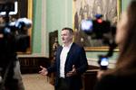 Rasmus Jarlov taler Rigsfællesskabets sag i udenlandsk tv og på sociale medier på Christiansborg   Foto: Thomas Borberg