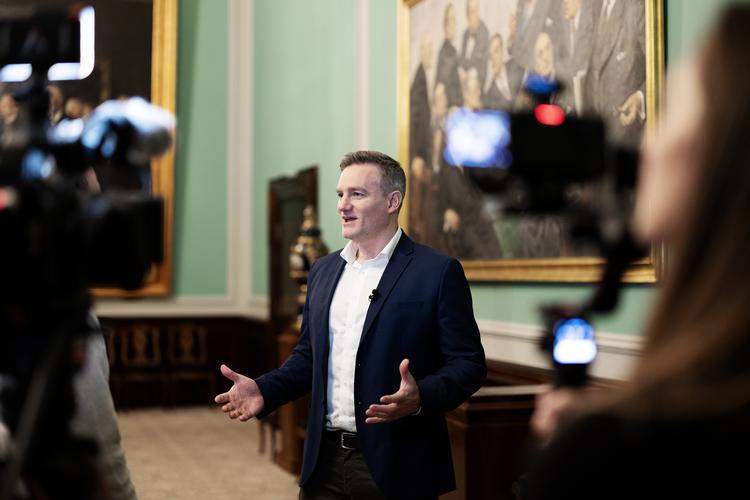 Rasmus Jarlov taler Rigsfællesskabets sag i udenlandsk tv og på sociale medier på Christiansborg   Foto: Thomas Borberg