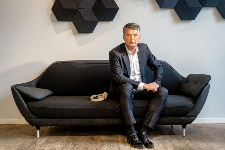 Svenske Kristian Teär blev i 2019 hentet ind som topchef for Bang & Olufsen, og siden har han trukket virksomheden væk fra at produce til de mange til i stedet at fokusere på luksus i højeste prisklasse. I sidste uge blev han fyret. Foto: Stine Bidstrup