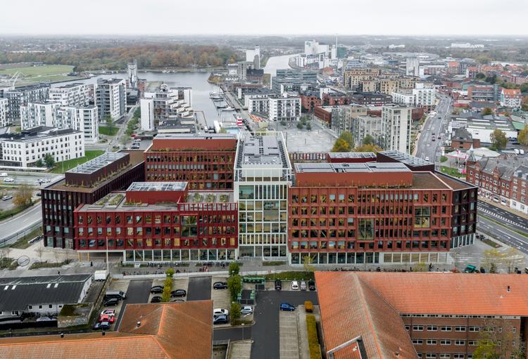 Den lyse tværgående bygning i midten er en fælles trappebygning, hvor alle medarbejder kan møde hinanden. Foto: Rasmus Hjortshøj