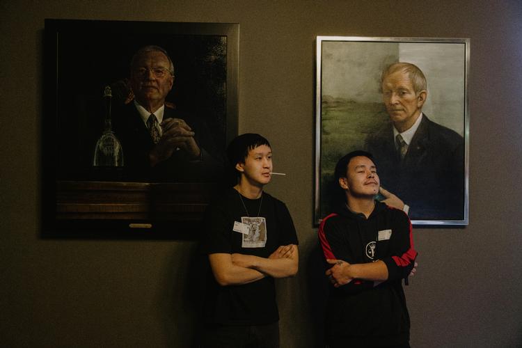 Nikkulaat Jessen (tv.) og Morten Levi Manasse Brandt (th.) går begge på gymnasiet i Aasiaat, men var i denne uge på udveksling i Danmark, hvor de blandt andet besøgte Christiansborg.  Foto: Peter Maunsbach