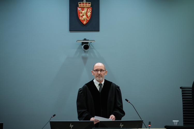 Dommer Kim Heger læser doimmen op i sagen mod en 48-årig mand, der idømmes 30 års fængsel for medvirken til terror i forbindelse med et skudangreb i Oslo, der kostede to mennesker livet i 2022. Foto: Stian Lysberg Solum/Ritzau Scanpix