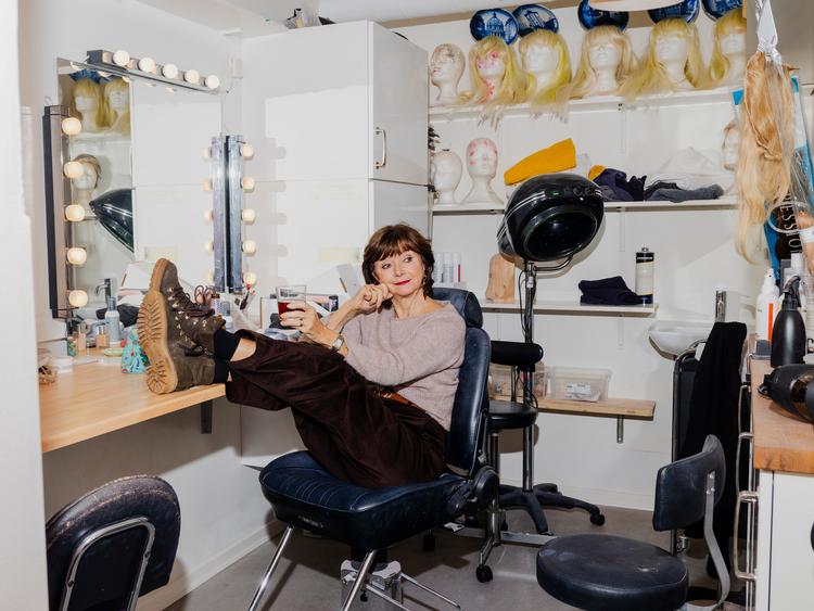 Når en forestilling er slut, har det været en tradition siden revyens storhedstid, at Sonja Oppenhagen tager sig en afsminkningsøl. Her på Nørrebro Teater. Foto: Anders Holst Foto: Anders Holst Pedersen