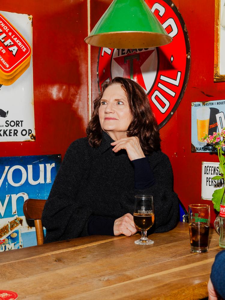 Tina Gylling elsker at få en kold øl efter en forestilling, men hun kan også sagtens leve uden. Her er hun på Palæ Bar. Foto: Anders Holst Foto: Anders Holst Pedersen