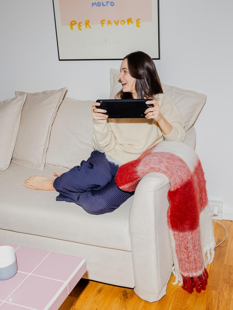 Solodanser Silvia Selvini skynder sig at få sin pyjamas på, når hun kommer hjem efter en forestilling.  Foto: Anders Holst Pedersen
