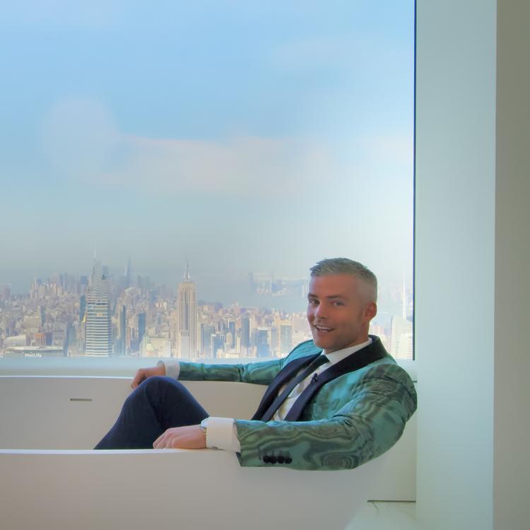Engang var Ryan Serhant buttet, havde udslæt og blev mobbet. I dag sælger han lejligheder til trecifrede millionbeløb - og er omdrejningspunktet for Netflix-serien 'Owning Manhattan'. Foto: Netflix