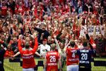 Glade danske spillere fejrede sejren med de mange fans efter slutfløjtet. Foto: Jens Dresling
