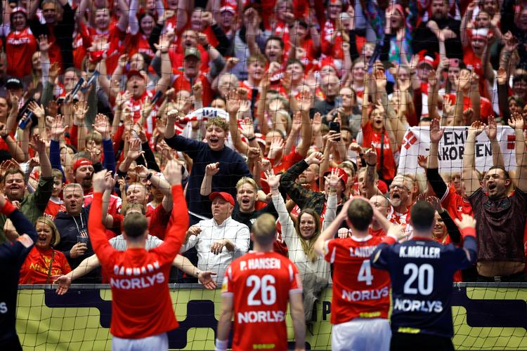 Glade danske spillere fejrede sejren med de mange fans efter slutfløjtet. Foto: Jens Dresling