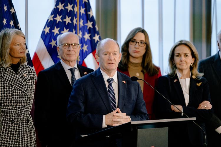 Det var ikke kun Søren Kierkegaard, som senator Chris Coons greb til. Også økonomien blev trukket frem, da han mindede om, at »omkring 200.000 amerikanere har gode arbejdspladser som følge af dansk eksport og danske investeringer i USA«. Foto: Peter Maunsbach