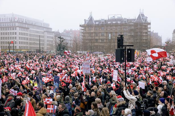Tusindvis af mennesker mødte op til demonstrationen, som skulle vise solidaritet med Grønland, det grønlandske folk og rigsfællesskabet Foto: Peter Maunsbach