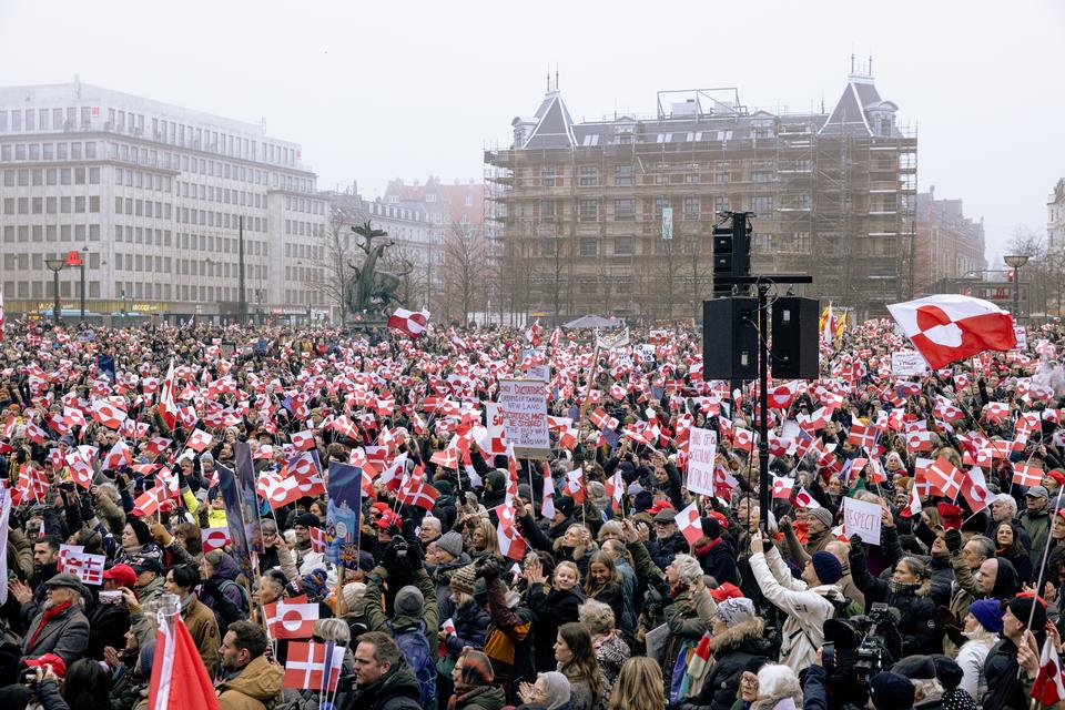 Tusindvis af mennesker mødte op til demonstrationen, som skulle vise solidaritet med Grønland, det grønlandske folk og rigsfællesskabet Foto: Peter Maunsbach