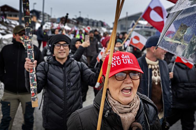 Tusinder af borgere i Nuuk gik i protest mod den amerikanske præsidents trusler om at overtage Grønland. Demonstrationen sluttede ved det amerikanske konsulat i byen i Nuuk. Foto: Martin Lehmann