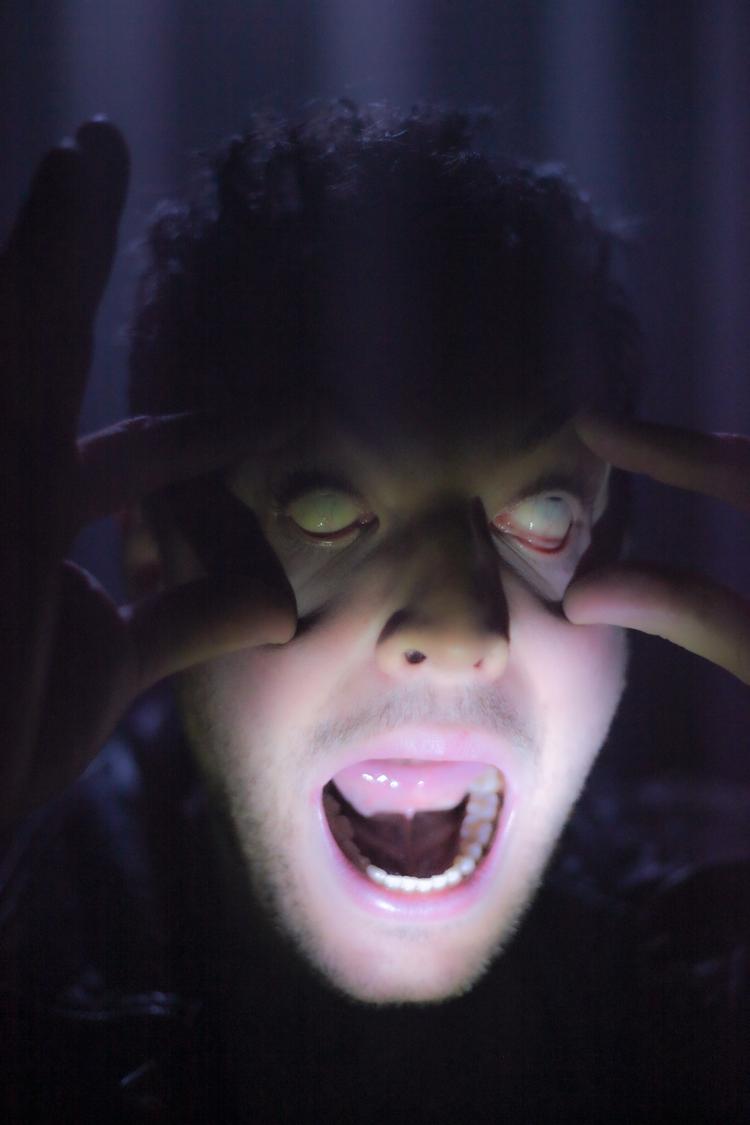 Bøh eller buh? Mathias Rahbæk vender det hvide helt ud af øjnene, men hans titelrolle er blodfattig. Foto: Christian Friedländer