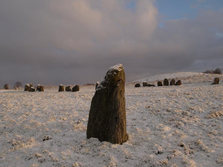 I dag er der en ud af de engang fire skibssætninger rundt om Grydehøj tilbage. De resterende sten ligger rundt omkring på Lejre-egnen som fundamenter til gårde og andre byggerier. I baggrunden ses Grydehøj. Foto: Romu/Lejre Museum