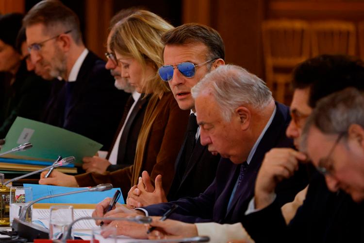 Det kan virke besynderligt, at præsident Emmanuel Macron sidder indendørs iklædt store solbriller. Han har de seneste dage haft problemer med sit højre øje, der er meget rødt og hævet, og har valgt at gemme det bag en brille. »Der er tale om noget fuldstændig harmløst«, har han forsikret. Billedet er fra et møde i Élysée-palæet fredag i en anden henseende.  Foto: Yoan Valat/Ritzau Scanpix