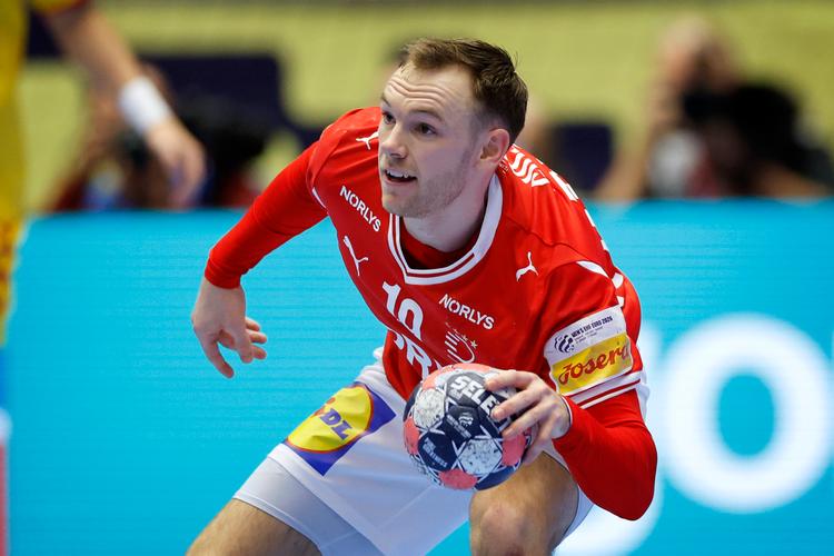 Mathias Gidsel har sit udgangspunkt i banens højre side, men nu bliver han også mere og mere sendt ind på midten af banen, hvor playmakeren tidligere befandt sig.   Foto: Jens Dresling