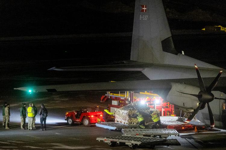 Herecules planes from the Danish Air Force landed again in Nuuk, in the dark on Friday evening. Foto: Martin Lehmann