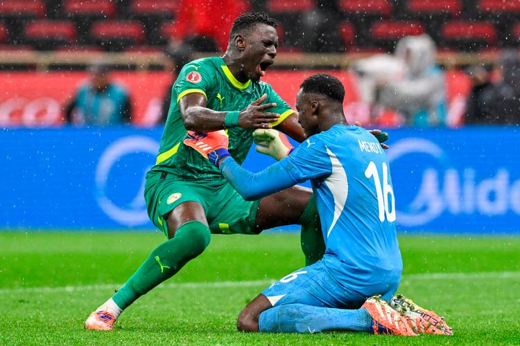 Senegals forsvarsspiller Abdoulaye Seck og målmand Edouard Mendy fejrer at have vundet Africa Cup of Nations (CAN)-finalen mellem Senegal og Marokko. Foto: Sebastien Bozon/Ritzau Scanpix