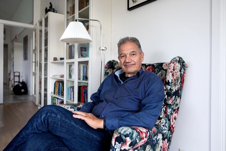 Mogens Blom er netop gået ned på 15 timers arbejde i Udenrigsministeriet om ugen. Nu glæder han sig til at få mere tid til børn og børnebørn – og til at bygge et anneks i haven ved sommerhuset på Møn. Foto: Finn Frandsen