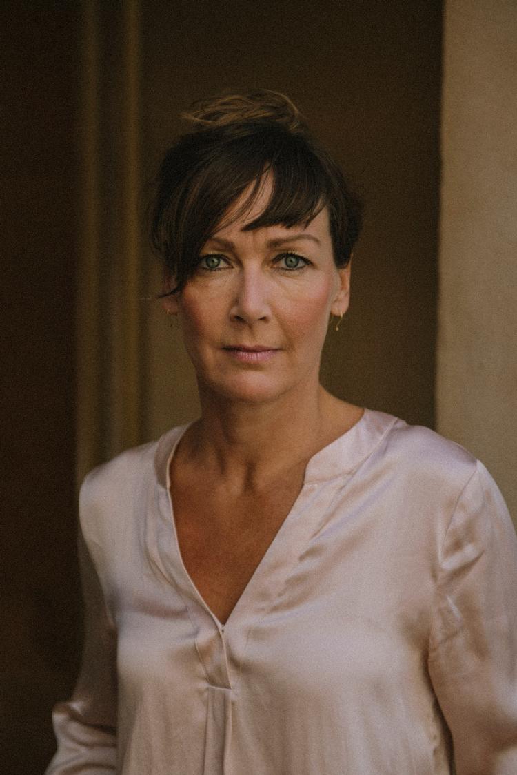 Agnete Braad er forfatter til foreløbig fire bøger. Til daglig arbejder hun hos Det Obelske Familiefond, hvor hun driver kunstområdet og rådgiver kunstinstitutioner og andre potentielle ansøgere. Foto: Sofie Amalie Klougart (pr-foto)