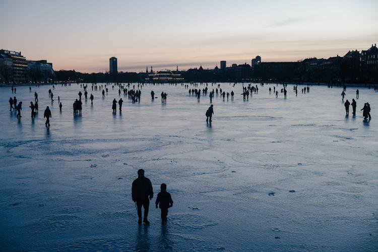 Ifølge Københavns Politi var isen usikker, men det forhindrede ikke københavnere i at gå ud på den for en uges tid siden. Billedet er fra 11. januar. Foto: Peter Maunsbach