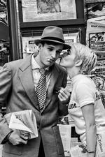 Avispigen Patricia kysser den frække fyr Michel på kinden. Hun er en filmkunstens klassiske 'en amerikaner i Paris'. Han er den charmerende hustler, som måske er endt i noget rigtigt snavs. Her ses det ikonografiske filmøjeblik fra Godards 'Åndeløs' fra 1960 genopført i Richard Linklaters nye film 'Den nye bølge'.  Foto fra filmen: Camera Film