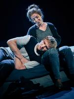 Thorbjørn Hedegaard og Johanne Louise Schmidt er eminente som søn og mor i 'Dear Evan Hansen'. Foto: Emilia Therese