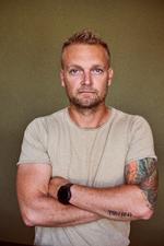 Kim Eg Thygesen har været soldat og kom hjem fra Afghanistan med en ptsd-diagnose. I sin bog fortæller han om at være udsendt, om at leve med ptsd og om, at han ikke synes, den hjælp og anerkendelse soldaterne får herhjemme, er tilstrækkelig. Foto: Thomas A