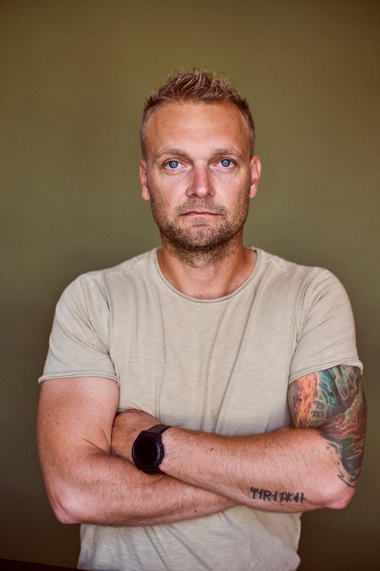 Kim Eg Thygesen har været soldat og kom hjem fra Afghanistan med en ptsd-diagnose. I sin bog fortæller han om at være udsendt, om at leve med ptsd og om, at han ikke synes, den hjælp og anerkendelse soldaterne får herhjemme, er tilstrækkelig. Foto: Thomas A