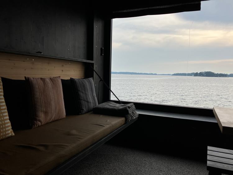 Indvendigt er Majamaja indrettet stilrent, enkelt og funktionelt. Udenfor ligger skærgården. Foto: Sune Højrup Bencke