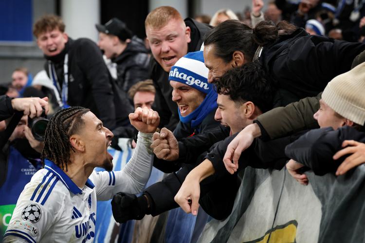 Der opstår ofte en særlig synenergi mellem spillere og fans, når FC København spiller i Champions League. Foto: Jens Dresling
