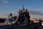 Syriske regeringsstyrker fremviser deres våben i byen Raqqa. Foto: Bakr Alkasem/Ritzau Scanpix