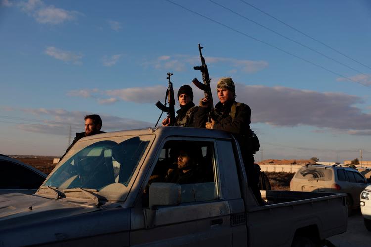 Syriske regeringsstyrker fremviser deres våben i byen Raqqa. Foto: Bakr Alkasem/Ritzau Scanpix