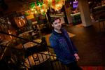 Det særlige nærvær, improvisationsteater kræver, bruger skuespiller Johannes Nymark dagligt i sit arbejde på et hotel i København. Fornemmelsen for fremmede gæster er ligesom fornemmelsen for et publikum, siger han. Foto: Finn Frandsen