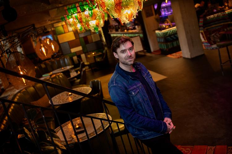 Det særlige nærvær, improvisationsteater kræver, bruger skuespiller Johannes Nymark dagligt i sit arbejde på et hotel i København. Fornemmelsen for fremmede gæster er ligesom fornemmelsen for et publikum, siger han. Foto: Finn Frandsen