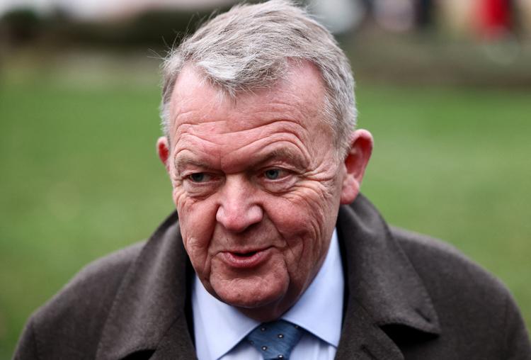 Udenrigsminister Lars Løkke Rasmussen (M) mødtes mandag med sin britiske kollega, Yvette Cooper, i London. Efterfølgende tog han imod spørgsmål fra pressen uden for Westminster Abbey. Foto: Jack Taylor/Ritzau Scanpix