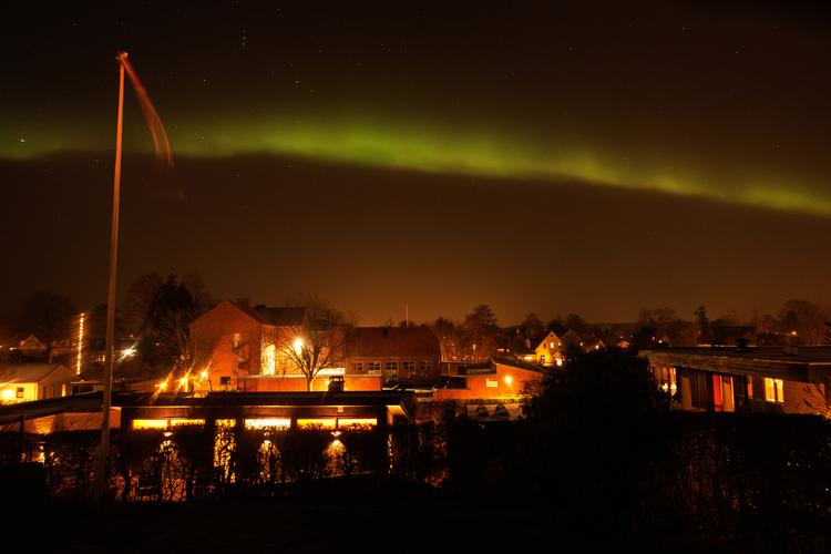 Mandag 19. januar tog Politikens fotograf Jacob Ehrbahn dette billede af nordlys over Espergærde nord for København. Nordlyset kunne ses på trods af lysforureningen, fordi solstormen, der ramte landet, var en af de kraftigste i 20 år med næsten en faktor 9 på KP-indekset. Foto: Jacob Ehrbahn