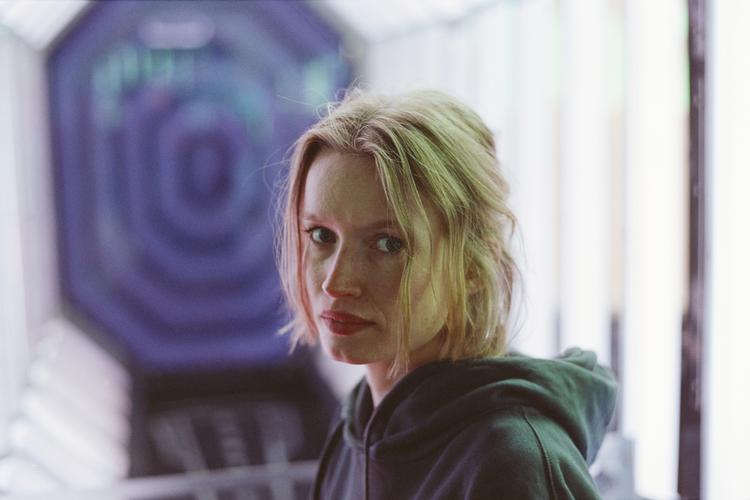 Emma Bess er uddannet fra Forfatterskolen og debuterede i 2018 med den prisvindende novellesamling 'Mødre, døtre, søstre'. I 2022 kom romanen 'Ly'. Foto: Daniel Hjort