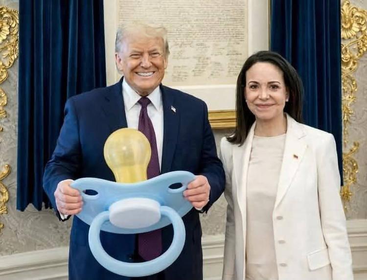 Donald Trump modtager en sut fra den venzuelanske oppositionsleder. Foto: Facebook/ai-genereret