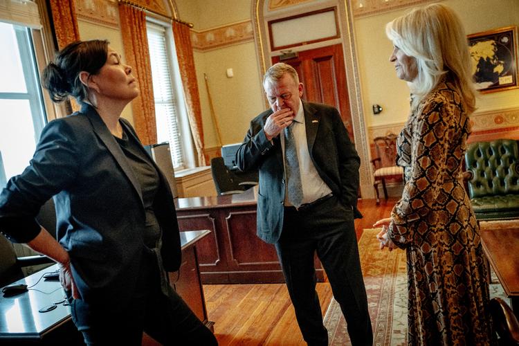 Denmark’s foreign minister, Lars Løkke Rasmussen (M), and Greenland’s minister for foreign affairs, Vivian Motzfeldt, are received by U.S. Chief of Protocol Monica Crowley before meeting Vice President J.D. Vance and Secretary of State Marco Rubio at the White House in Washington, D.C., on Wednesday, January 14, 2026. The meeting comes after U.S. President Donald Trump repeatedly stated that the United States wants “ownership” of Greenland. (Photo: Mads Claus Rasmussen/Ritzau Scanpix) Foto: Mads Claus Rasmussen/Ritzau Scanpix