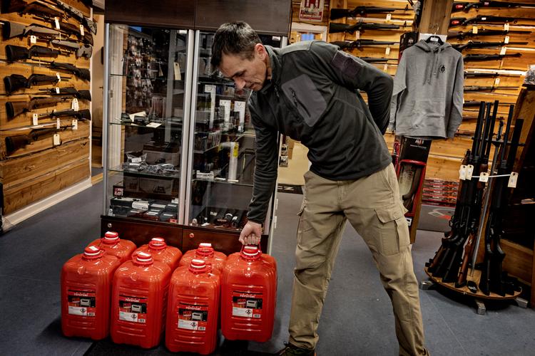 Rasmus Nilsson, who runs the Orsiivik shop, sells a lot of those big 20‑liter jugs of kerosene. Foto: Martin Lehmann