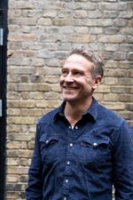 Daniel Dencik (f. 1972) fik sit gennembrud med romanen 'Anden person ental' fra 2014. Nu er han aktuel med novellesamlingen 'Kroner og øer'. Pr-foto: Rine Rodin