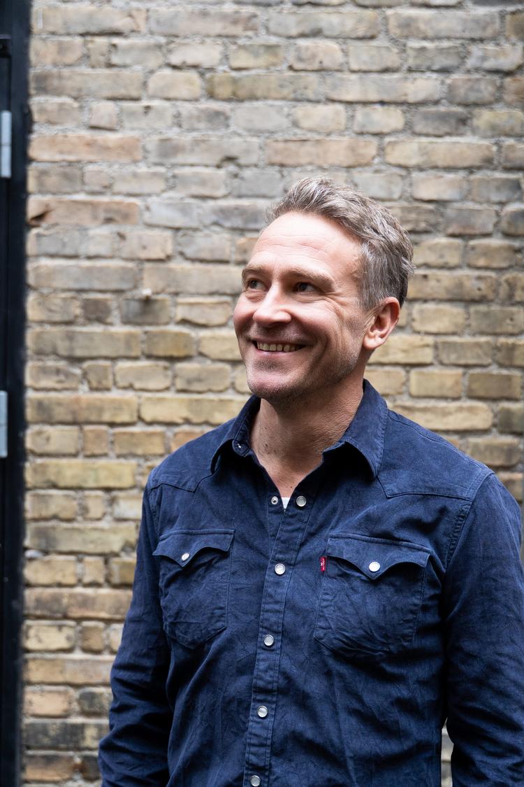 Daniel Dencik (f. 1972) fik sit gennembrud med romanen 'Anden person ental' fra 2014. Nu er han aktuel med novellesamlingen 'Kroner og øer'. Pr-foto: Rine Rodin