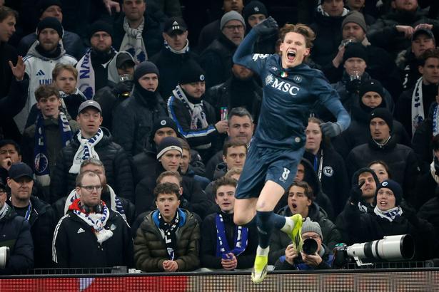 Scott McTominay jubler efter scoring til 0-1. Foto: Jens Dresling