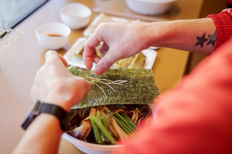 Bag en dugget rude på Amager kan du spise billig japansk mad til ...