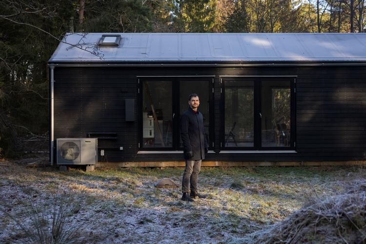 Julius Skjoldby byggede i 2023 et sommerhus på grunden i Rørvig og skulle dermed være beskyttet mod stigninger i ejendomsværdiskat og grundskyld af en skatterabat. Men rabatten forsvandt i den nye vurderingsmaskine til 5 milliarder. Efter 13 måneder har han fået den tilbage.  Foto: Vikki Søholm