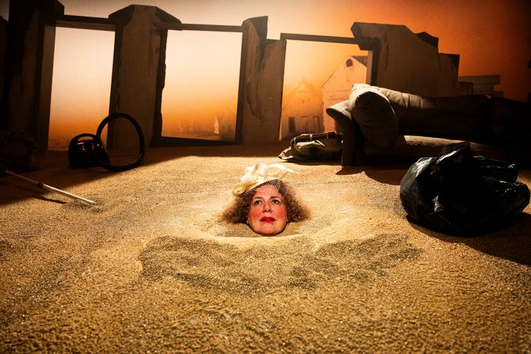 I hele anden akt har Winnie (Lone Rødbroe) kun sit hoved tilbage. Det er virkelig en opvisning i stemmeføring og mimik. Foto: Büro Jantzen