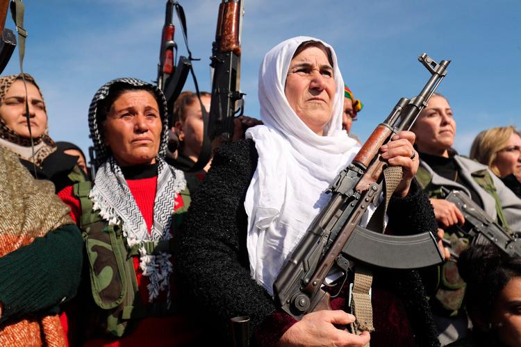 Væbnede kurdere i byen Qamishli. Den nye syriske magthaver kræver, at de kurdiske områder skal underlægge sig hans styre. Foto: Delil Souleiman/Ritzau Scanpix